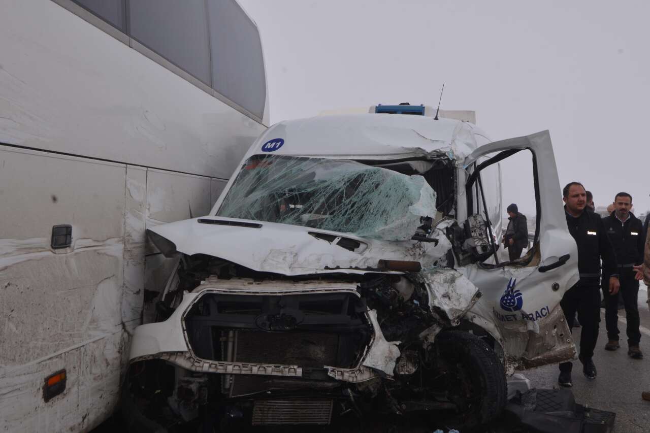 Sis ve buzlanma 11 aracı birbirine kattı! 20 yaralı var 4